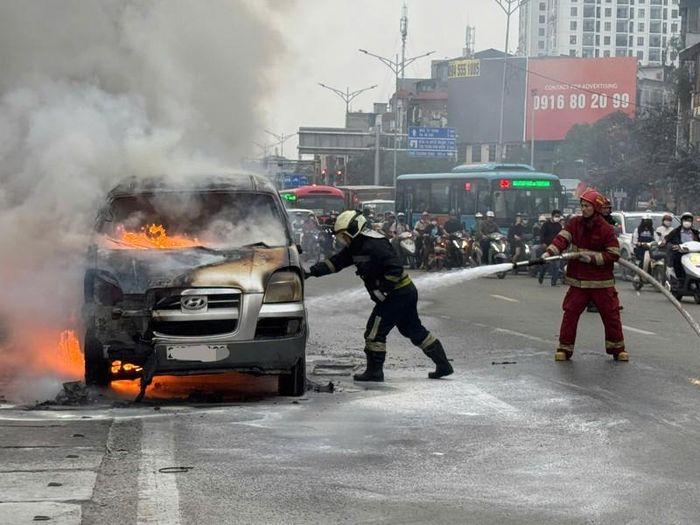 Cảnh sát PCCC dập tắt ngọn lửa.