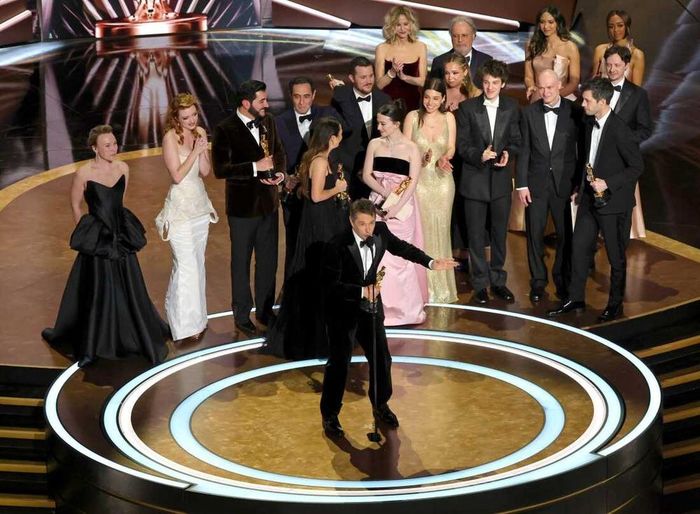 Đoàn làm phim “Anora” thắng lớn tại Oscar năm nay