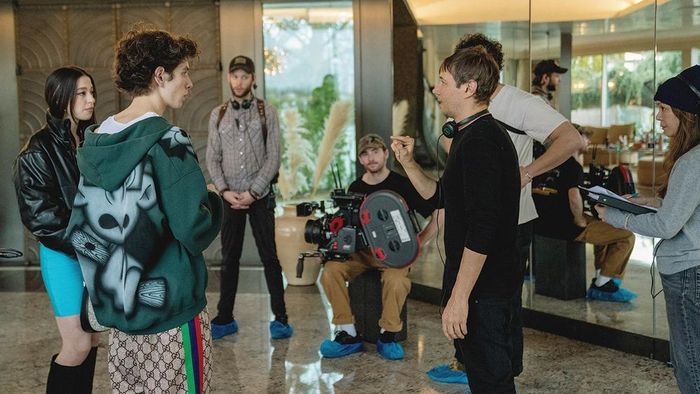 Sean Baker chỉ đạo các diễn viên trên phim trường “Anora”