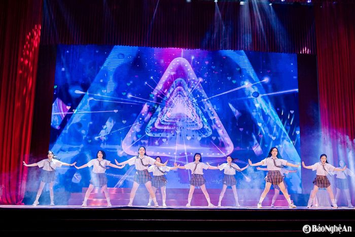 Những cuộc thi, hội diễn là cơ hội để nữ công nhân, lao động thể hiện tài năng. Ảnh: CĐ KKT Đông Nam