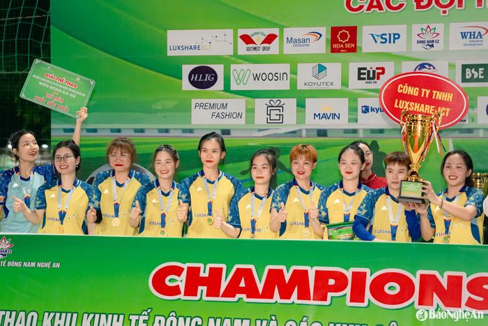 Nữ công nhân, lao động với sự quyết tâm, tinh thần đoàn kết, nỗ lực hết mình để gặt hái những thành tích đáng tự hào. Ảnh: CSCC