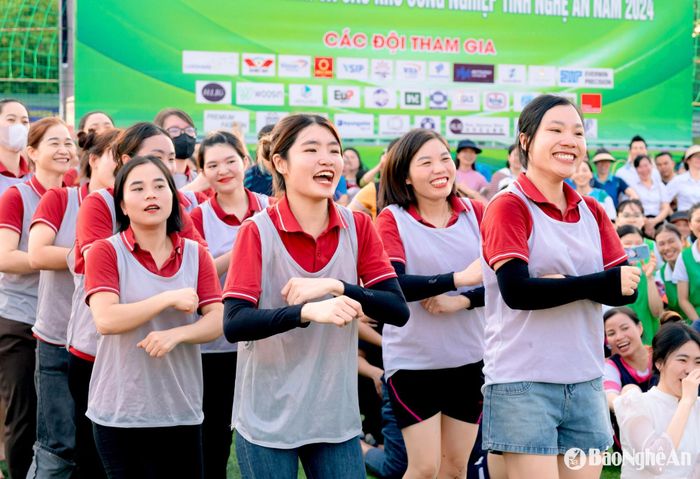 Trong các giải thể thao, công nhân, lao động nữ KKT Đông Nam cũng hưởng ứng nhiệt tình và thể hiện sức mạnh đoàn kết. Ảnh: CSCC