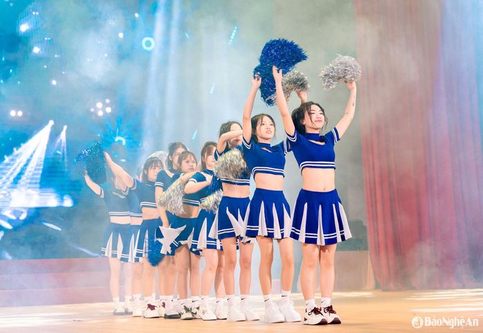 Sức trẻ của những nữ công nhân lao động thuộc Khu kinh tế Đông Nam trong hội thi "Vũ điệu trẻ". Ảnh: CSCC
