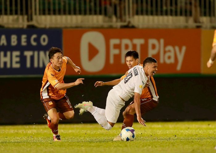 Tiền vệ Alisson Farias là mũi nhọn tấn công nguy hiểm nhất bên phía Quy Nhơn Bình Định. Ảnh: VPF