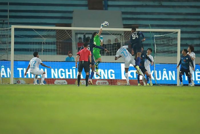 Trung vệ Luis Angel Salaza là điểm tựa vững chắc cho Quy Nhơn Bình Định trong các tình huống bóng bổng. Ảnh: VPF