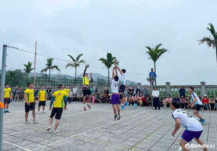 Thi đấu bóng chuyền tại Lễ hội Đền Thanh Liệt.