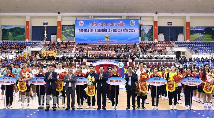 Đồng chí Phó Chủ tịch Thường trực UBND tỉnh Tống Quang Thìn và lãnh đạo Cục Thể dục thể thao, Liên đoàn Bóng chuyền Việt Nam tặng hoa, cờ lưu niệm cho các đội tuyển tham gia giải.
