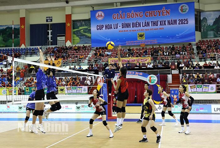 Trận đấu giữa đội bóng chuyền LPBank Ninh Bình (phải) gặp Geleximco Thái Bình ở bảng đấu dành cho nữ.