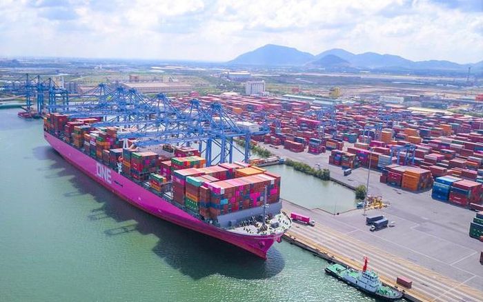 Cảng miễn thuế mở đường cho tăng trưởng kinh tế.