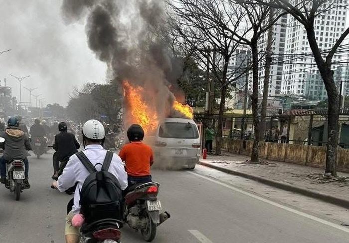 Chiếc xe bốc cháy trên đường Giải Phóng