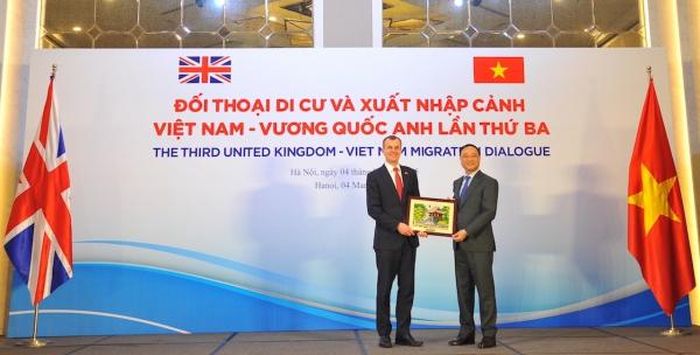Thứ trưởng Phạm Thế Tùng trao quà lưu niệm tặng ngài Simon Ridley.