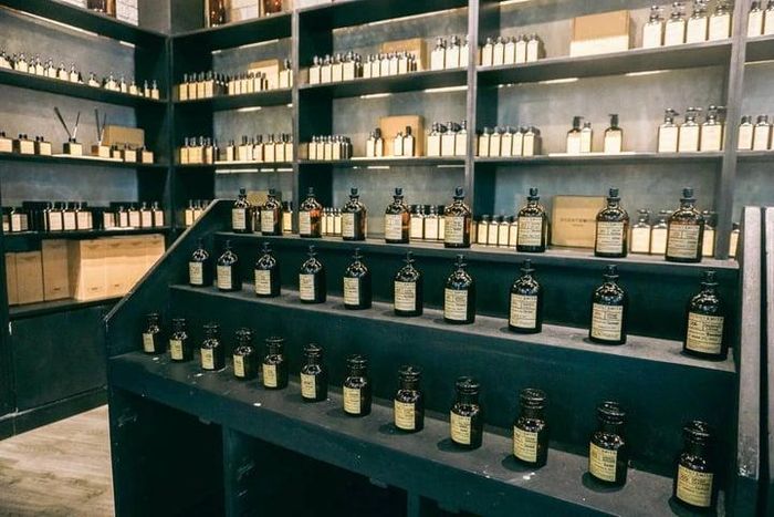 Grasse sản xuất hơn hai phần ba hương thơm tự nhiên của Pháp, gồm nước hoa và hương liệu thực phẩm. (Ảnh: Scentsmith Perfumery)