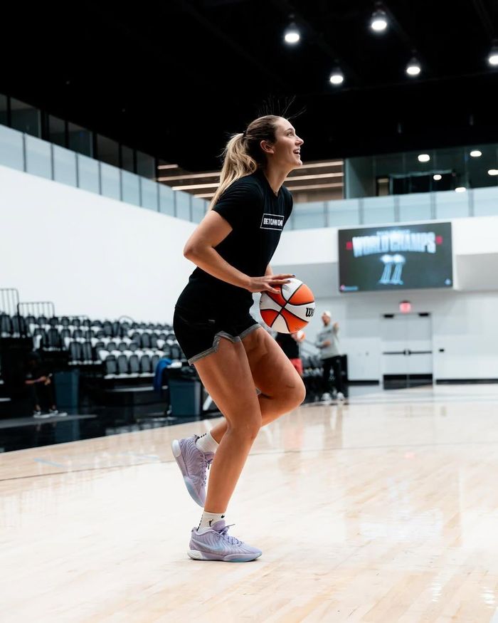 Ngày 5/11/2019, Kitley có trận ra mắt tại đội bóng rổ của Đại học Bách khoa Virginia (Virginia Tech). Cô gây ấn tượng khi ghi được nhiều điểm nhất của một tân sinh viên trong trận mở đầu.