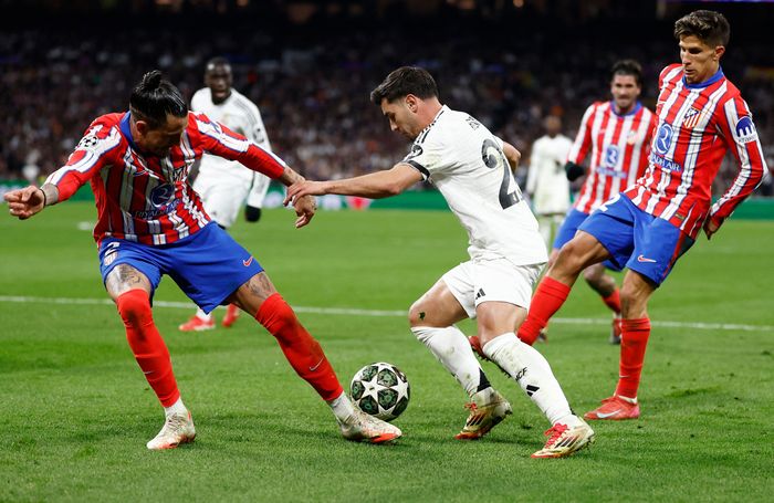 Brahim Diaz nhảy múa giữa vòng vây đối thủ trước khi ghi bàn. 