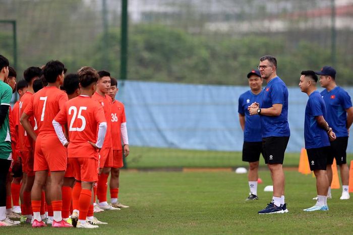 U17 Việt Nam hội quân với 34 cầu thủ để chuẩn bị cho VCK U17 châu Á 2025, dưới sự dẫn dắt của HLV trưởng Cristiano Roland. Ảnh: Thủ Khúc