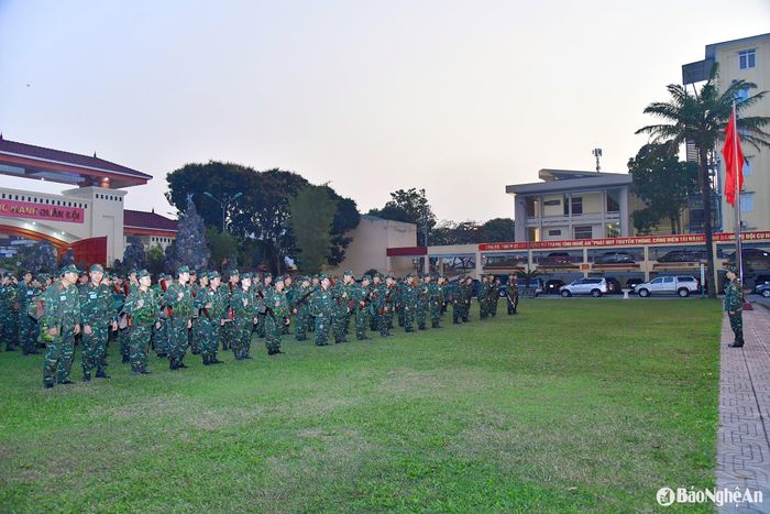 Thực hành hạ đạt mệnh lệnh hành quân ra khu vực. Ảnh: Trọng Kiên