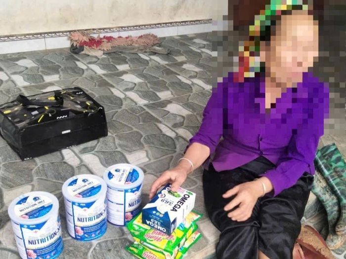 Người phụ nữ lớn tuổi ở xã Nghĩa Dũng(Tân Kỳ) bỏ số tiền lớn mua sữa sau khi dự buổi tặng quà. Ảnh: T.Y