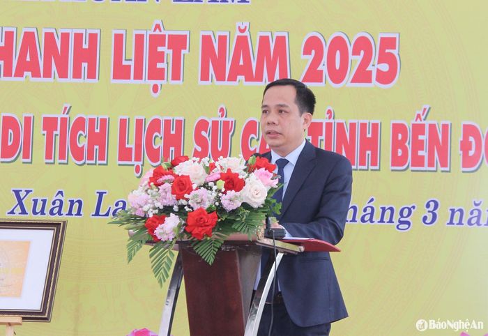 Đồng chí Bùi Công Vinh – Phó Giám đốc Sở Văn hóa, Thể thao và Du lịch Nghệ An phát biểu tại lễ đón nhận Bằng xếp hạng Di tích Lịch sử bến đò Cố Xin. Ảnh: Mai Hoa