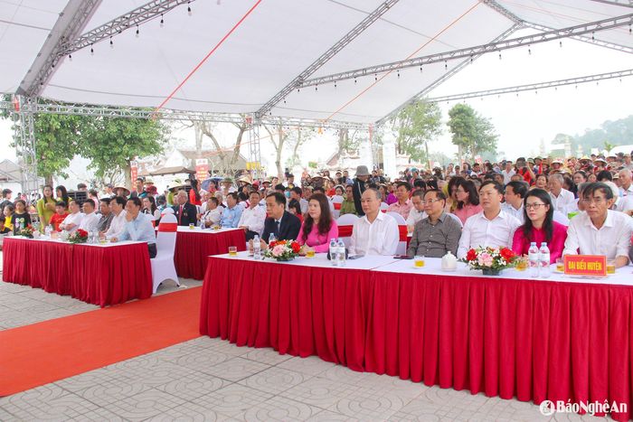 Các đại biểu cấp tỉnh và huyện Hưng Nguyên cùng đông đảo nhân dân tham dự lễ. Ảnh: Mai Hoa