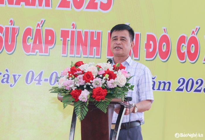 Đồng chí Lê Viết Hùng - Bí thư Đảng ủy xã Xuân Lam (huyện Hưng Nguyên) phát biểu khẳng định sẽ tiếp tục bảo tồn và phát huy tốt Di tích Lịch sử bến đò Cố Xin. Ảnh: Mai Hoa