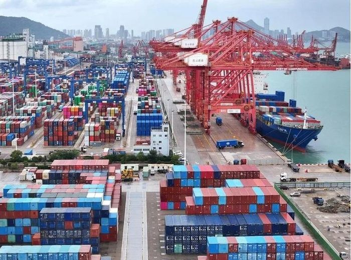 Tàu chở hàng và các container vận chuyển tại Liên Vân Cảng (Trung Quốc). Ảnh: Reuters