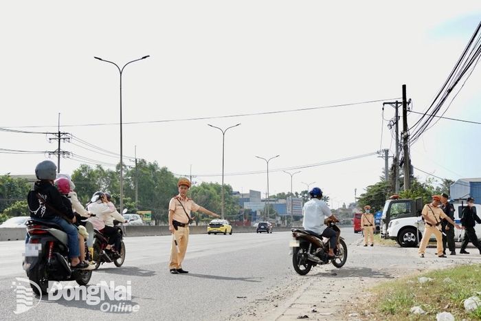 Trạm Cảnh sát giao thông Ngã ba Thái Lan (Phòng Cảnh sát giao thông Công an tỉnh) kiểm soát các phương tiện di chuyển trên quốc lộ 51 (thành phố Biên Hòa). Ảnh: Lê Duy