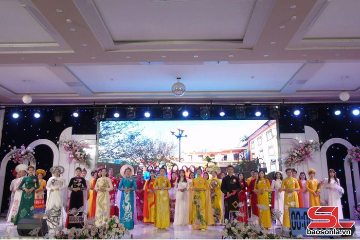 Các thí sinh tham dự phần thi áo dài.