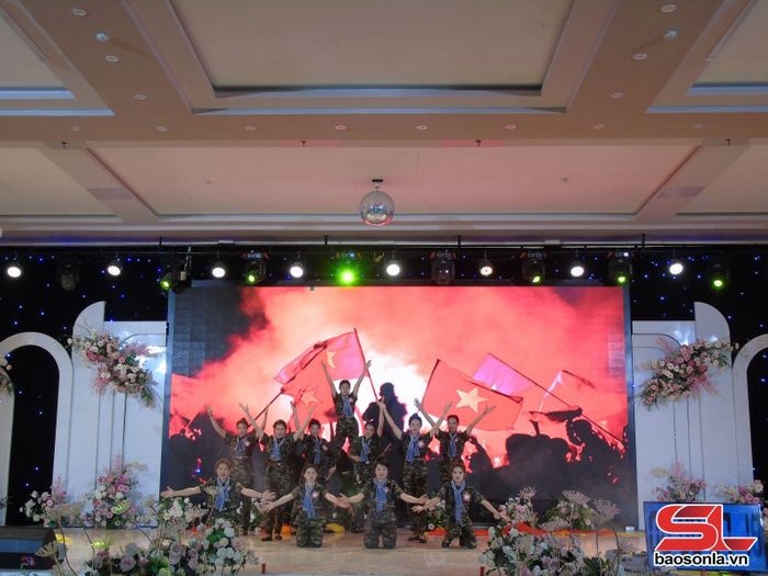 Phần thi dân vũ của đội thi xã Chiềng Ve.