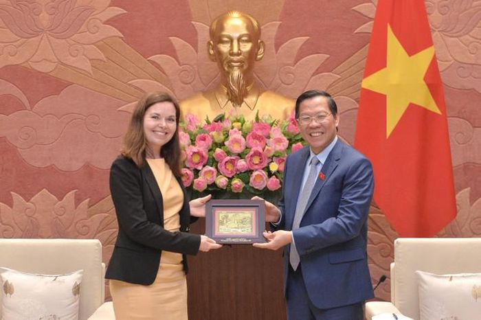 Chủ nhiệm Ủy ban Kinh tế và Tài chính Phan Văn Mãi trao quà tặng Chủ nhiệm Ủy ban Kinh tế và Thương mại, Quốc hội Đan Mạch Louise Schack Elholm