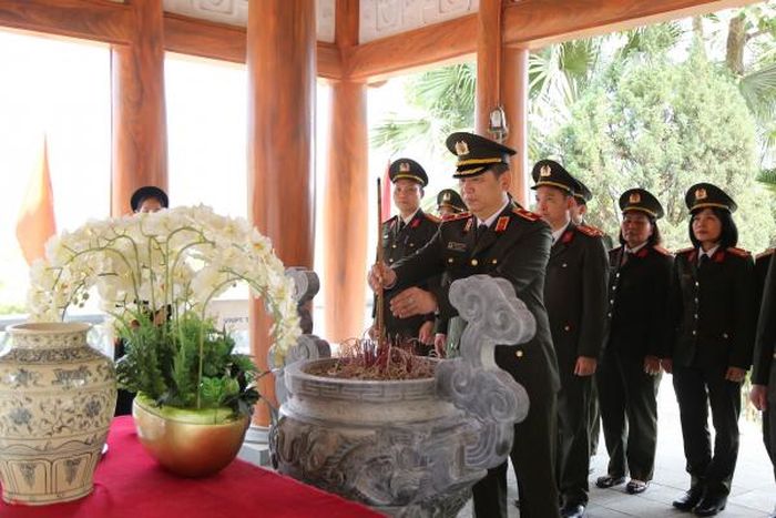 Thiếu tướng Dương Văn Tính và lãnh đạo, CBCS Cục CNTT dâng hương tưởng nhớ anh linh Chủ tịch Hồ Chí Minh.