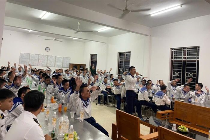 Chiến sĩ mới vui văn nghệ trong giờ sinh hoạt buổi tối.