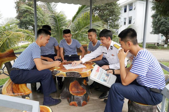 Chiến sĩ mới sinh hoạt sau giờ huấn luyện.