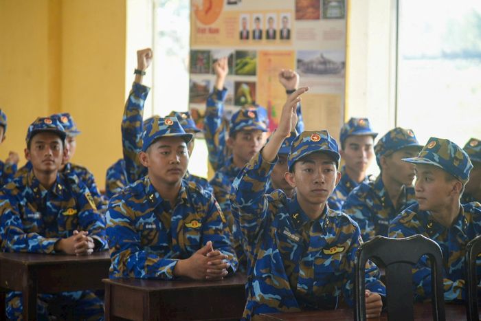 Giờ học đội ngũ, chiến thuật diễn ra sôi nổi.