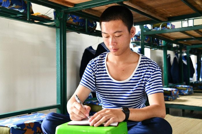 Chiến sĩ mới viết thư về cho gia đình, người thân.