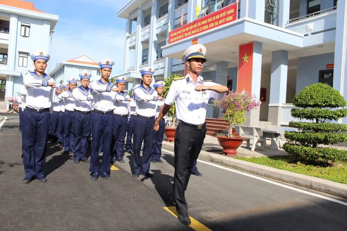 Giờ học điều lệnh đội ngũ của chiến sĩ mới.