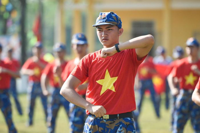 Chiến sĩ mới trong giờ rèn luyện thể lực.