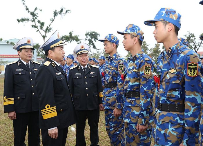 Phó Đô đốc Trần Thanh Nghiêm, Ủy viên Trung ương Đảng, Tư lệnh Hải quân và lãnh đạo, chỉ huy Vùng 1 động viên chiến sĩ mới huấn luyện.