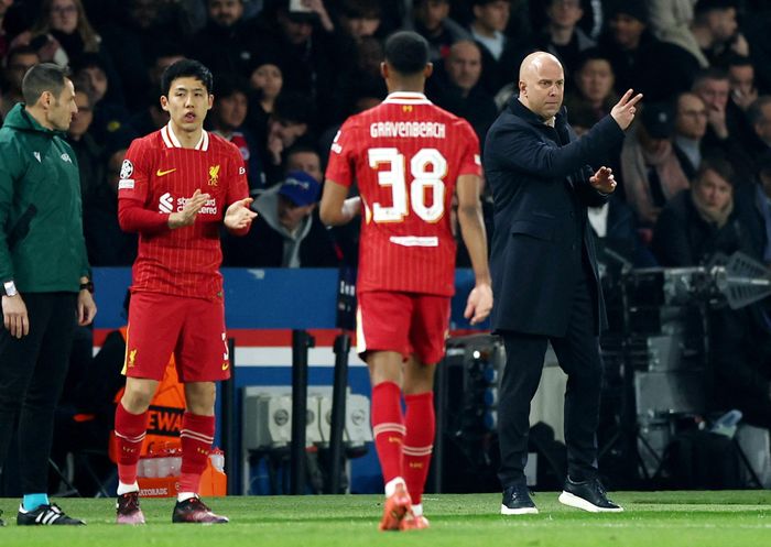  Thầy trò Slot vừa đánh bại PSG. Ảnh: Reuters. 