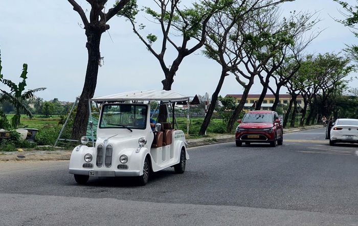 Xe điện du lịch chạy không đúng lộ trình, tuyến đường tại TP Hội An gây ảnh hưởng đến an toàn giao thông.