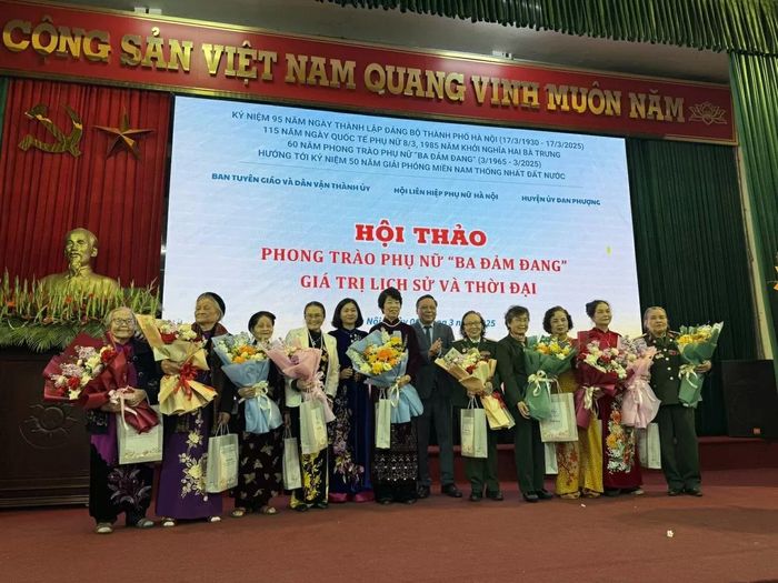 Chủ tịch Hội LHPN Việt Nam Nguyễn Thị Tuyến, Phó Bí thư Thường trực Thành ủy Hà Nội Nguyễn Văn Phong tặng hoa cho các nhân chứng lịch sử. (Ảnh: Diệu Linh)