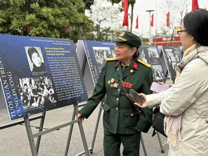 Trung tá Nguyễn Thị Hòa, nguyên Trưởng Ban liên lạc đội nữ lái xe Trường Sơn kể về Đại đội trưởng của bà - Anh hùng Phùng Thị Viên. (Ảnh Diệu Linh)