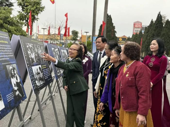 Bác sĩ, Đại tá, Thầy thuốc nhân dân Nguyễn Kim Nữ Hiếu xúc động xem lại những bức ảnh kỷ niệm tại Triển lãm. (Ảnh: Diệu Linh)