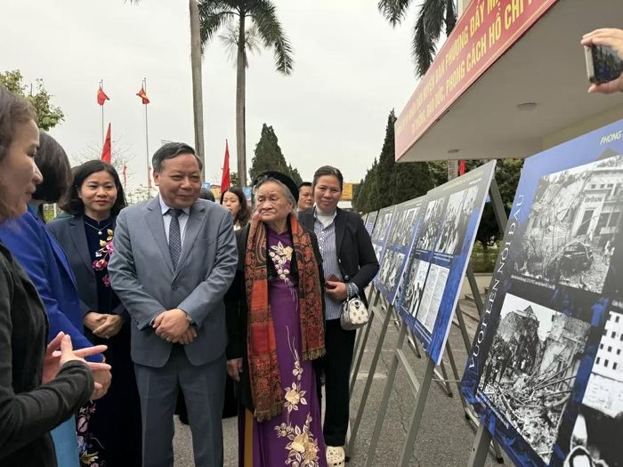 Các đại biểu tham quan Triển lãm ảnh “Phong trào phụ nữ 'Ba đảm đang'- Mốc son chói lọi trong lịch sử phong trào phụ nữ Việt Nam”. (Ảnh: Diệu Linh)