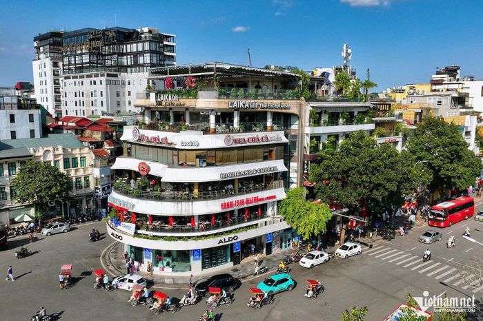 Tòa nhà ''Hàm cá mập''. Ảnh: Hoàng Hà
