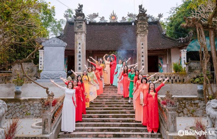 Phụ nữ thị xã Hoàng Mai rạng rỡ trong tà áo dài truyền thống. Ảnh: Hội LHPN thị xã Hoàng Mai cung cấp