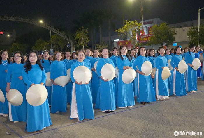 Chương trình quy tụ hơn 1.000 phụ nữ tham gia với sự đa dạng về độ tuổi, nghề nghiệp, thành phần. Ảnh: Thanh Quỳnh