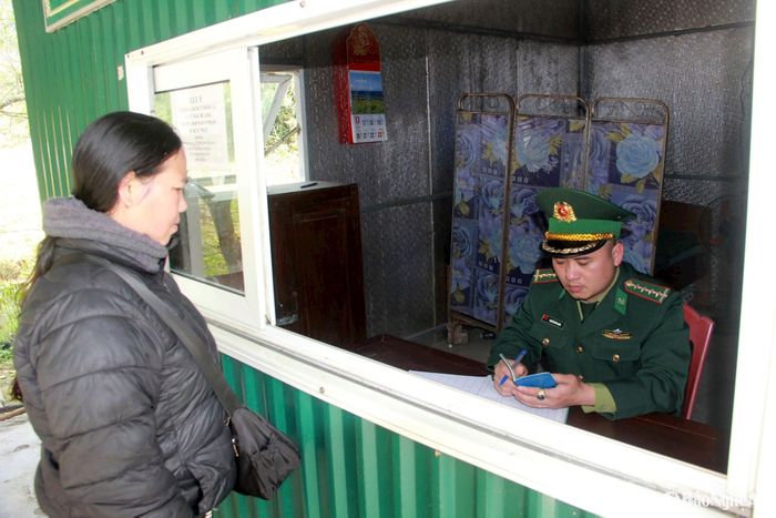 Lực lượng của Trạm Kiểm soát Biên phòng Cửa khẩu Thông Thụ làm thủ tục cho người dân địa phương qua biên giới. Ảnh: Xuân Hoàng