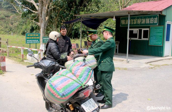 Lực lượng chức năng kiểm tra hàng hóa của người dân bản địa trước khi qua biên giới. Ảnh: Q.An