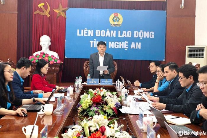 Quang cảnh hội nghị do đồng chí Kha Văn Tám - Chủ tịch Liên đoàn Lao động tỉnh chủ trì. Ảnh: Diệp Thanh