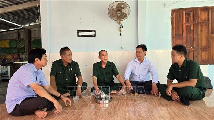Ông Nguyễn Hữu Thạch (giữa), ấp Tân Lợi A, xã Tạ An Khương Nam, huyện Đầm Dơi kể lại những trận đánh lớn tiêu diệt Chi khu Cái Nước và Cứ điểm Chà Là vào năm 1963.
